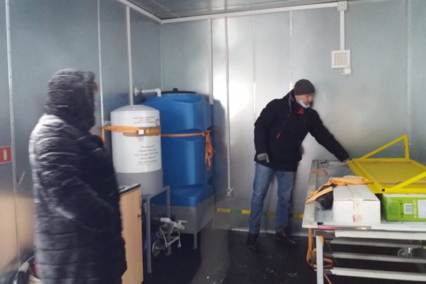 Морг изнутри уже осмотрели глава Шенкурска Ирина Питолина и глава района Сергей Смирнов Морг изнутри уже осмотрели глава Шенкурска Ирина Питолина и глава района Сергей Смирнов