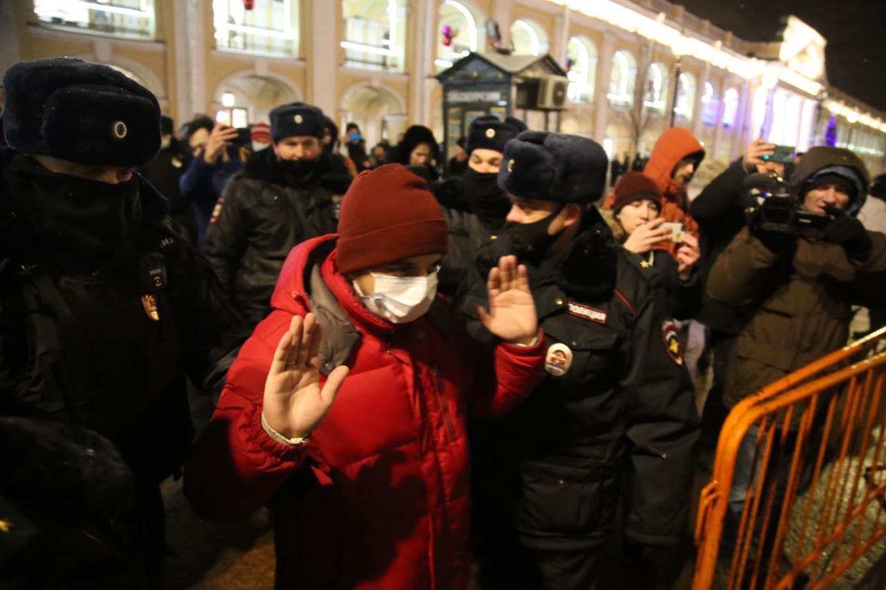 Шли спб. Фонтанка ру митинг 2011. Задержанный поддержка Петербурга. Митинг на Фонтанка 2011 фото. Павел Каравашкин Фонтанка ру.