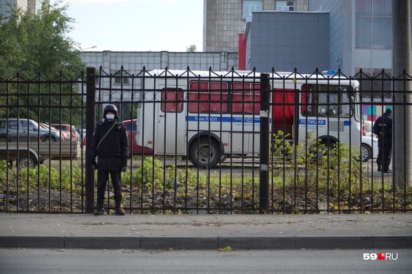 До сих пор периметр кампуса ПГНИУ оцеплен полицейскими До сих пор периметр кампуса ПГНИУ оцеплен полицейскими