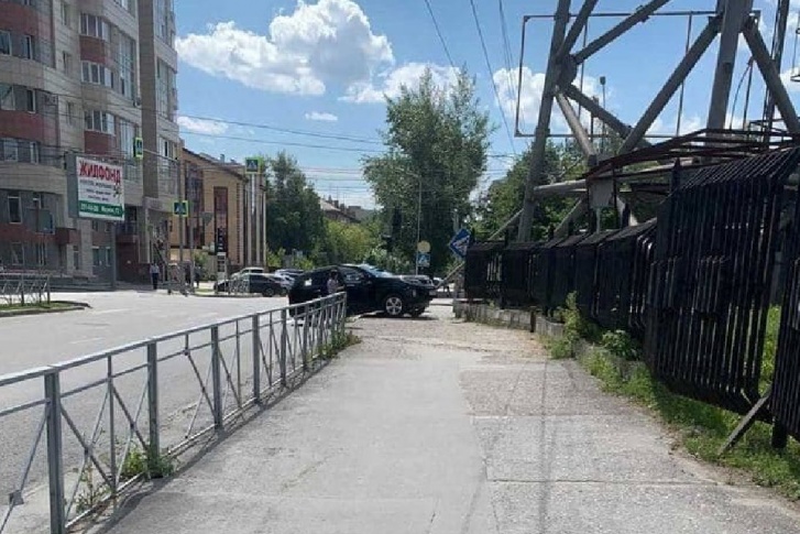 Кроссовер и поваленная опора Кроссовер и поваленная опора