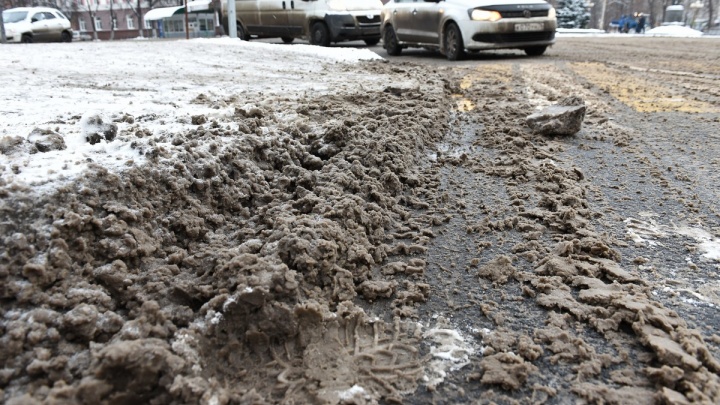 «Мы не даём снегу прилипать к асфальту»: мэрии Ярославля дали 100 миллионов на уборку дорог
