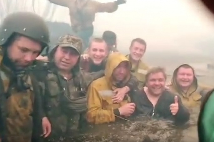 Пожарные чудом спаслись от огня Пожарные чудом спаслись от огня