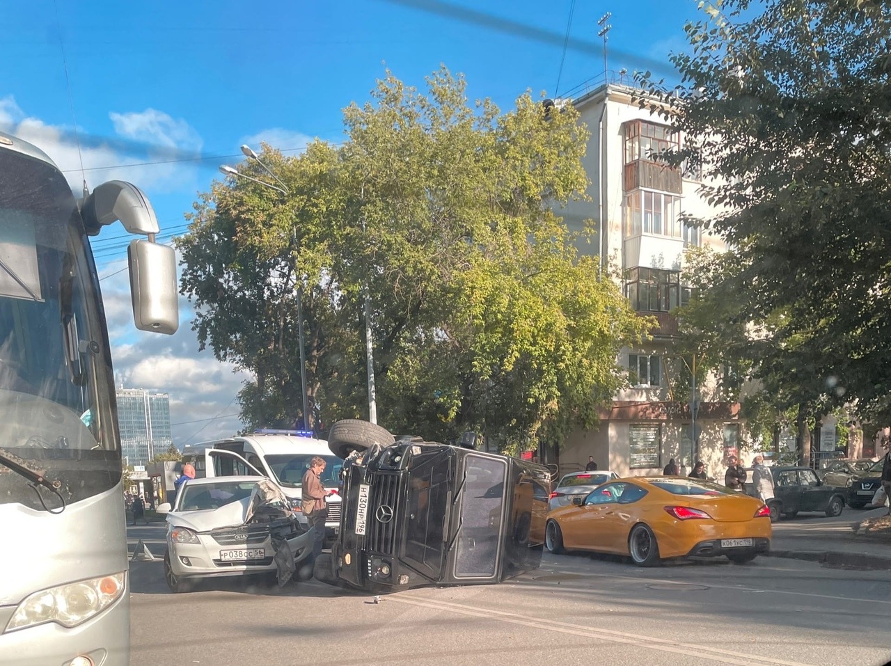 «Чуть пешеходов не сбила»: рядом со станцией метро «Геологическая» перевернулся «Гелендваген»