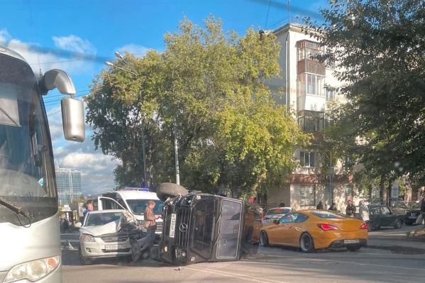 Авария произошла между станцией метрополитена и стадионом «Юность» Авария произошла между станцией метрополитена и стадионом «Юность»