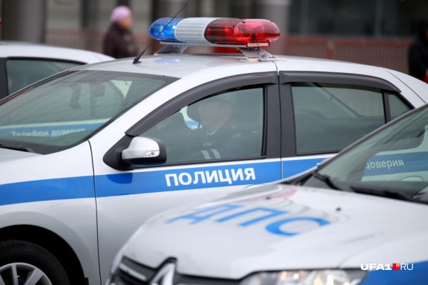 Сотрудники ГИБДД остановили машину ночью Сотрудники ГИБДД остановили машину ночью