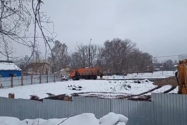 На площадке явно хотят построить что-то большое На площадке явно хотят построить что-то большое