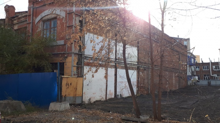 Возле аварийного памятника архитектуры в центре Омска засыпали котлован