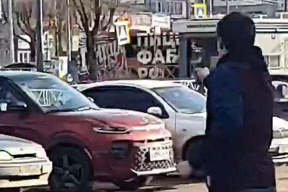 Парень в кого-то целился из пистолета на улице в Ярославле Парень в кого-то целился из пистолета на улице в Ярославле