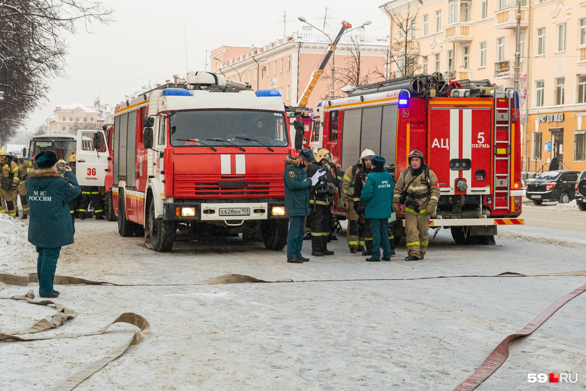 Пожарные машины встали на улице Ленина