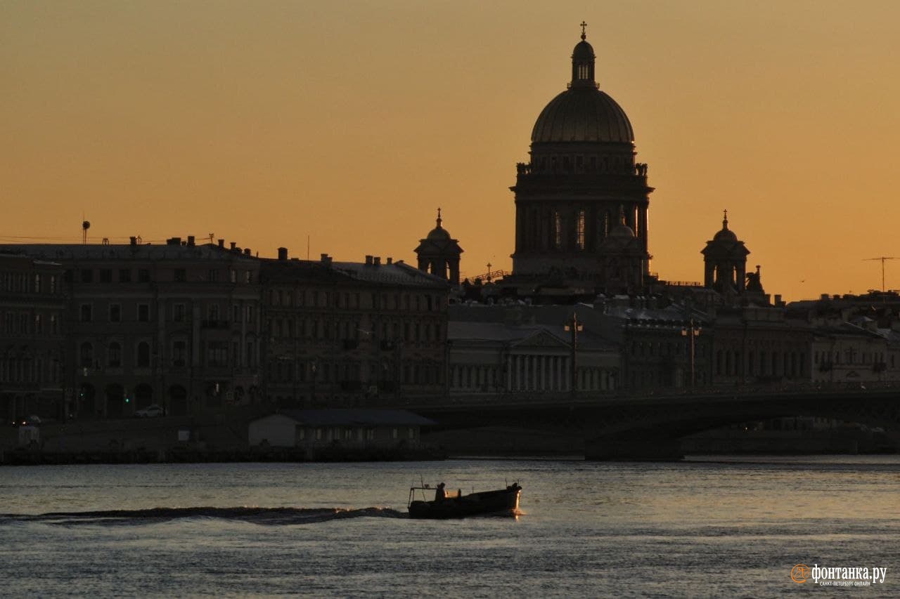 После ненастного дня в Петербург возвращается…