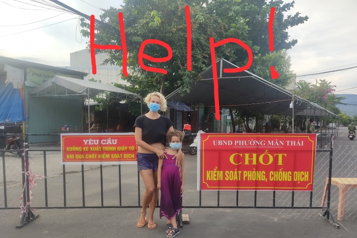 Женщина просит о помощи