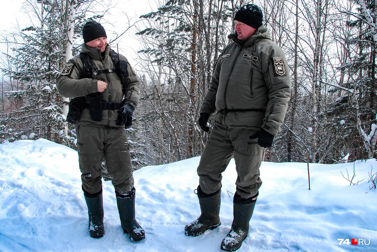Инспектор Алексей Лопаткин (слева) и начальник службы охраны Павел Юмин