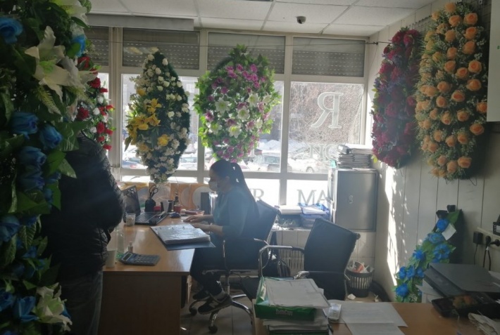 Сотрудница ритуального агентства представилась Алёной. Она сказала, что клиентам вернут документы после расторжения договора Сотрудница ритуального агентства представилась Алёной. Она сказала, что клиентам вернут документы после расторжения договора 