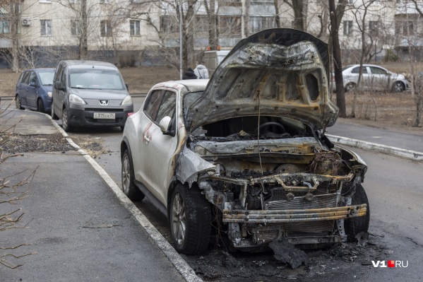 Nissan Juke загорелся ночью на улице Пархоменко Nissan Juke загорелся ночью на улице Пархоменко