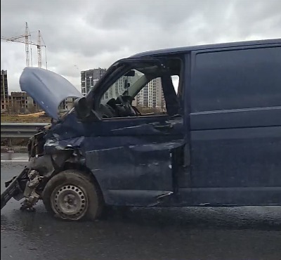 Полиция: Водитель фургона на КАД врезался в отбойник и умер, второго участника не было