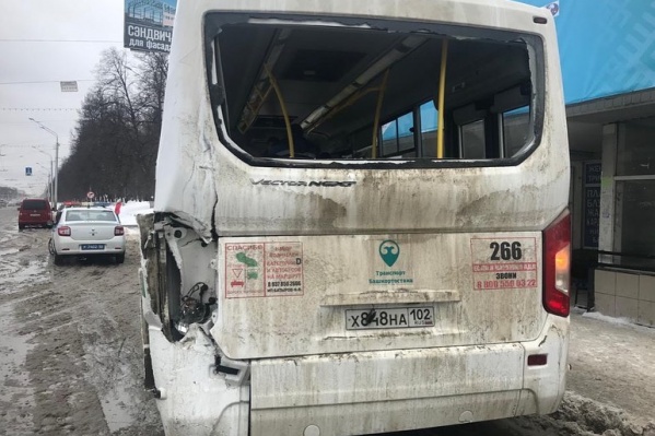 В одном из автобусов пострадали мужчина и женщина В одном из автобусов пострадали мужчина и женщина