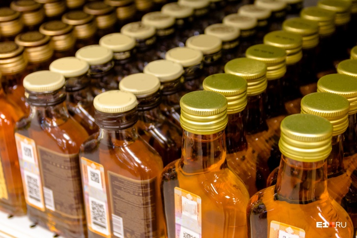 В основном незаконной продажей алкоголя занимаются в ларьках и киосках В основном незаконной продажей алкоголя занимаются в ларьках и киосках