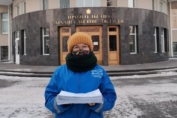 Координатор движения «42» Анастасия Кочнева сегодня передала обращение с подписями северян Координатор движения «42» Анастасия Кочнева сегодня передала обращение с подписями северян