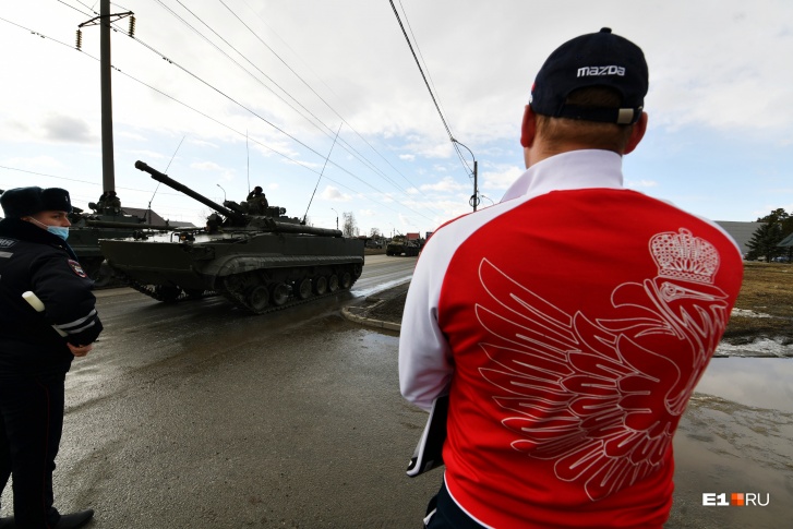 Любимое шоу жителей Вторчермета — всю весну по улицам ездит военная техника Любимое шоу жителей Вторчермета — всю весну по улицам ездит военная техника