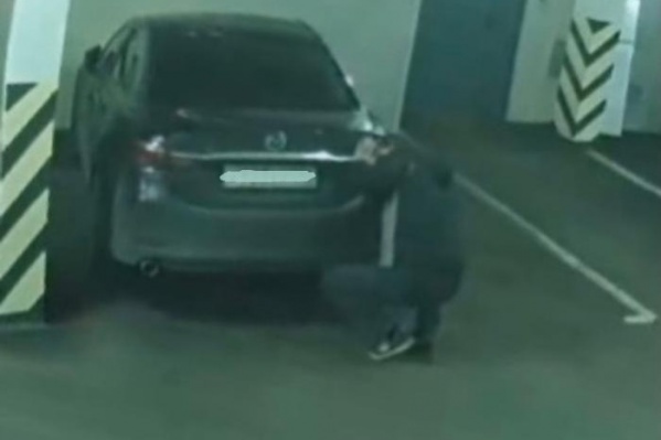 В Академическом подозрительный мужчина установил под днище иномарки прибор с мигающей лампочкой В Академическом подозрительный мужчина установил под днище иномарки прибор с мигающей лампочкой