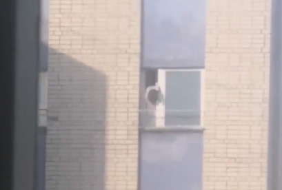 «И никто из соседей не сообщил»: в Ярославле девочка играла в окне 9-го этажа. Видео