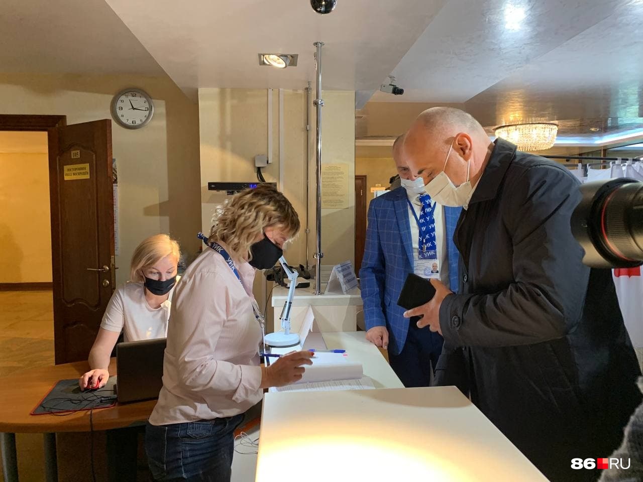 Андрей Филатов регистрируется на участке, чтобы получить бюллетени для голосования