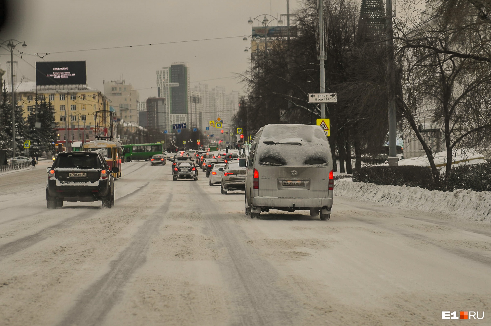 Снег сквозь слезы: фоторепортаж с нечищеных дорог Екатеринбурга