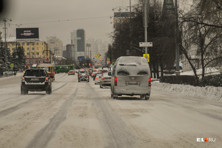 Занесенный снегом проспект Ленина: в таком состоянии находится главная дорога Екатеринбурга