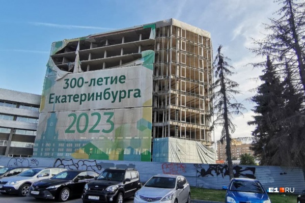 Самую заметную часть недостроя сносить пока не планируют, новый комплекс появится за этим зданием Самую заметную часть недостроя сносить пока не планируют, новый комплекс появится за этим зданием