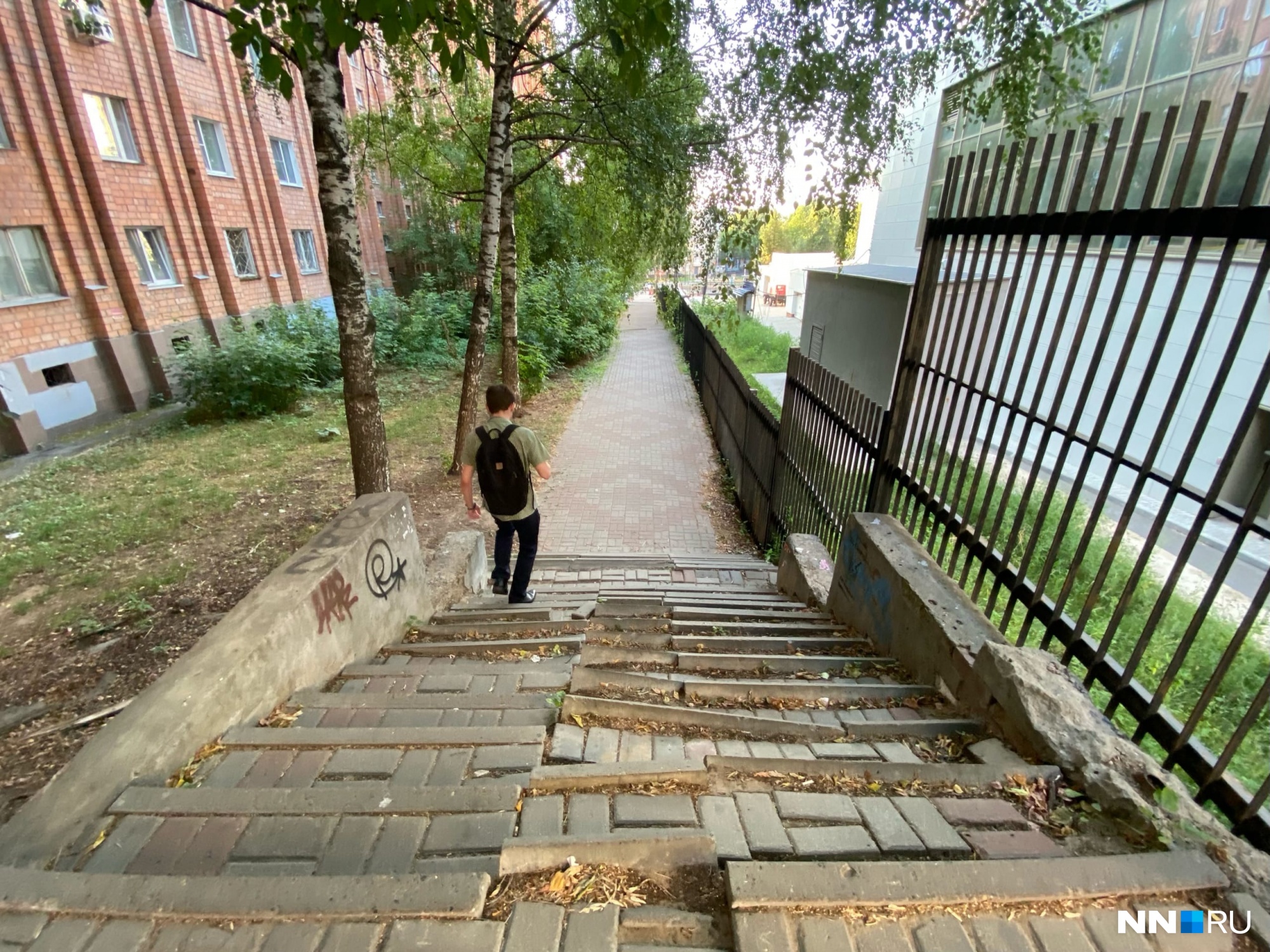 «Чуть ногу не сломал». Нижегородцы пожаловались на разбитую лестницу на Звездинке