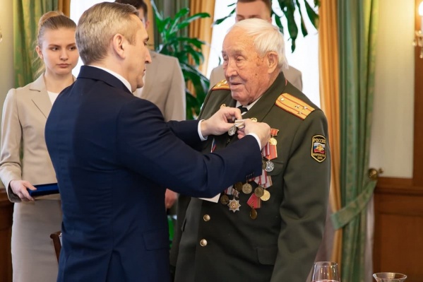 Фото из архива. Моор с Михаилом Никишиным — это великий человек, ветеран Великой Отечественной войны и участник Парада Победы 1945 года Фото из архива. Моор с Михаилом Никишиным — это великий человек, ветеран Великой Отечественной войны и участник Парада Победы 1945 года
