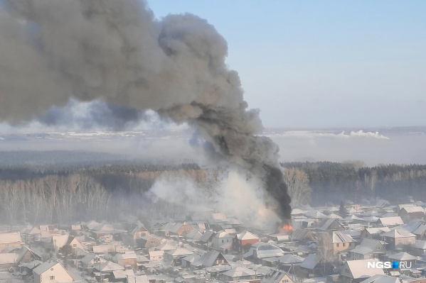 Дым от пожара видно с улицы Одоевского Дым от пожара видно с улицы Одоевского 