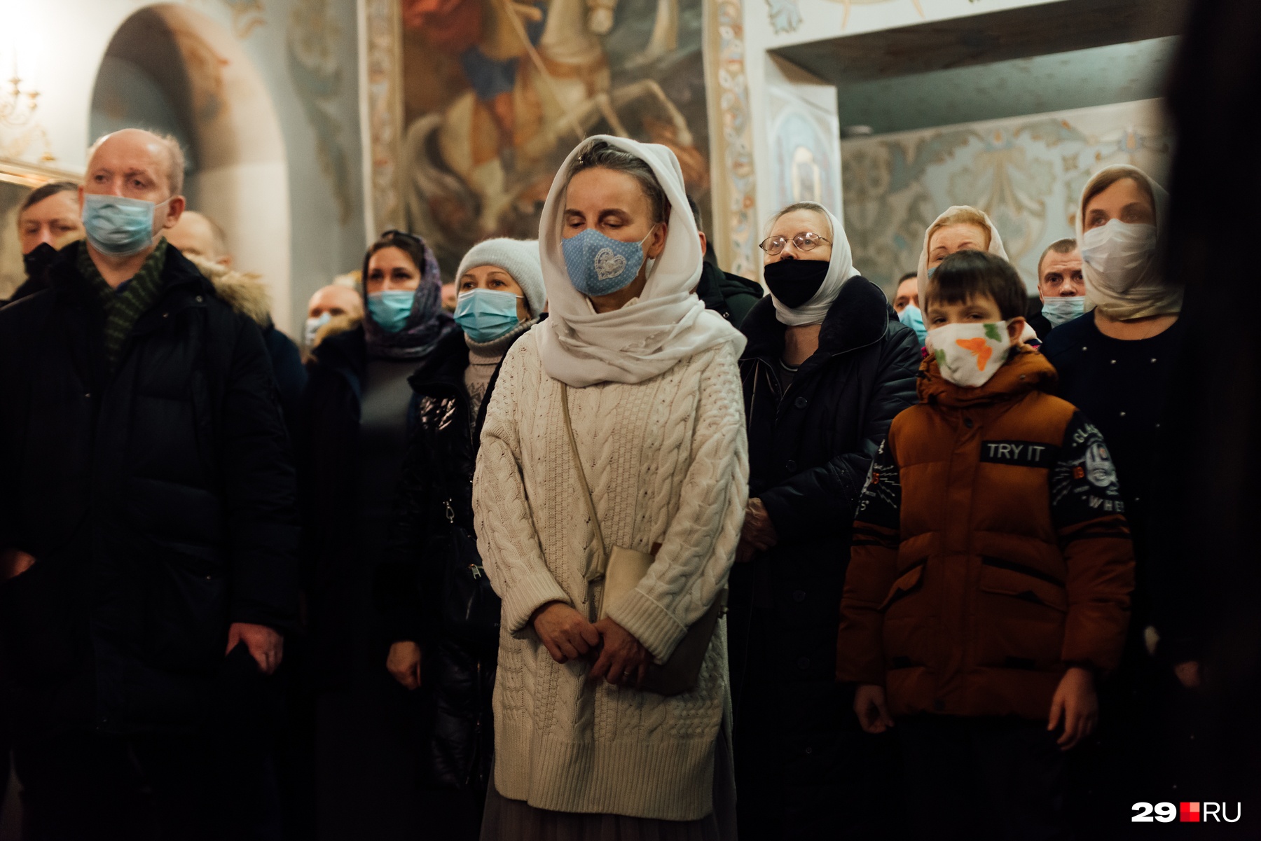 В Рождество издавна придерживались одной традиции: надевать новую одежду. В этом году это еще и новые маски. Некоторые из них красиво украшены В Рождество издавна придерживались одной традиции: надевать новую одежду. В этом году это еще и новые маски. Некоторые из них красиво украшены