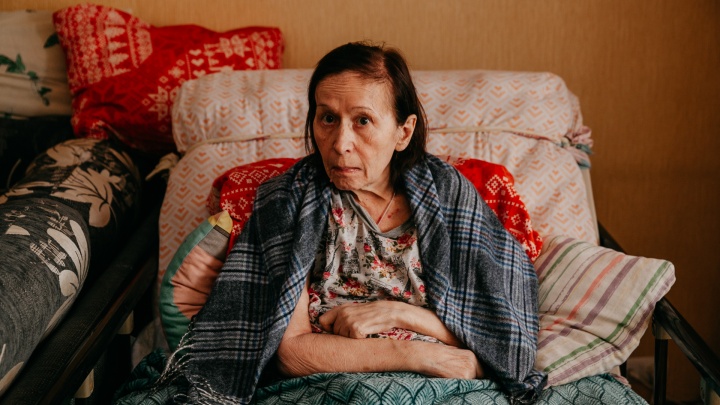 Заложница собственного тела. Как 66-летняя тюменка живет с неизлечимым заболеванием — монолог дочери