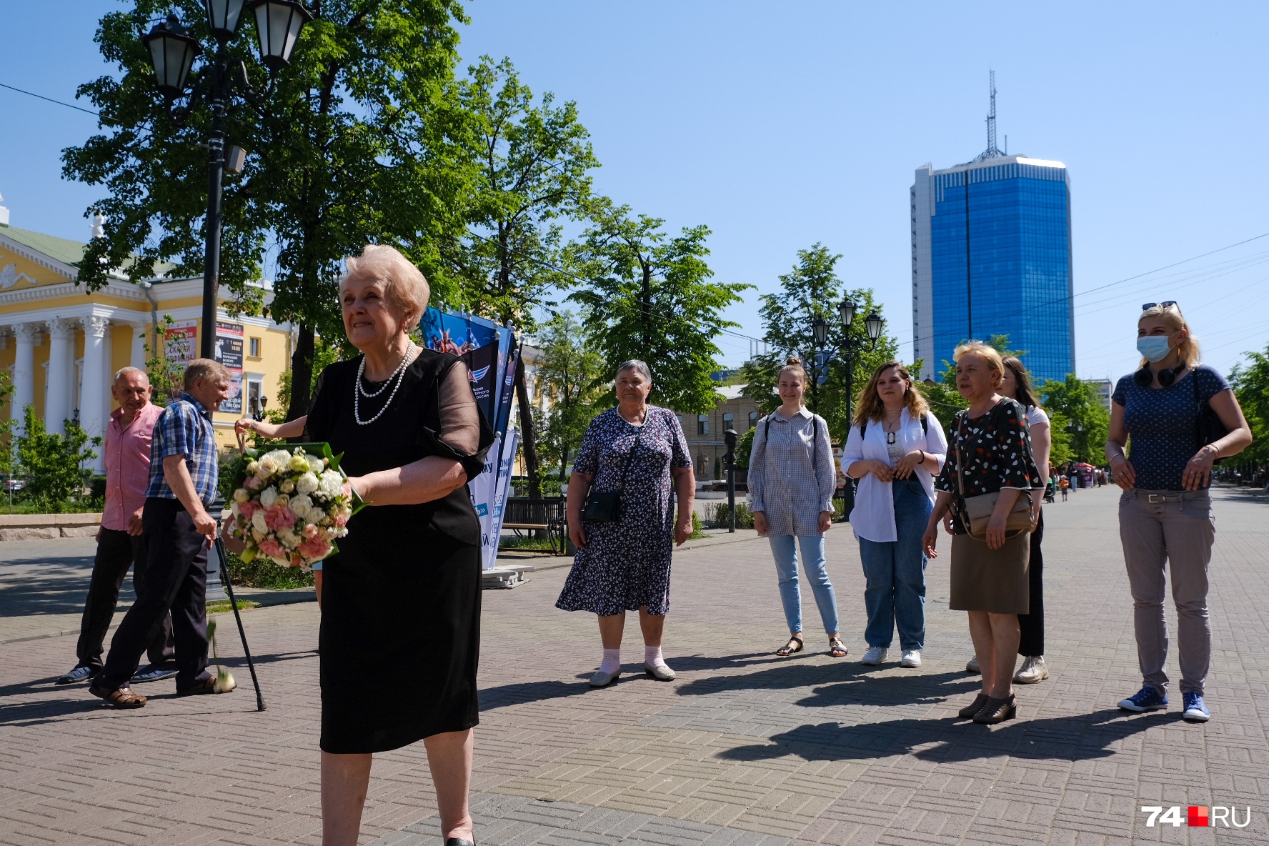И как же без бросания букета? Ловить его пригласили и проходивших мимо девчонок И как же без бросания букета? Ловить его пригласили и проходивших мимо девчонок