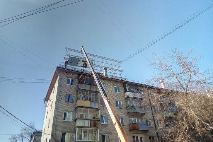 Стрит-арт-объект стоял на крыше дома <nobr class="_">№ 93</nobr> на Малышева Стрит-арт-объект стоял на крыше дома <nobr class="_">№ 93</nobr> на Малышева