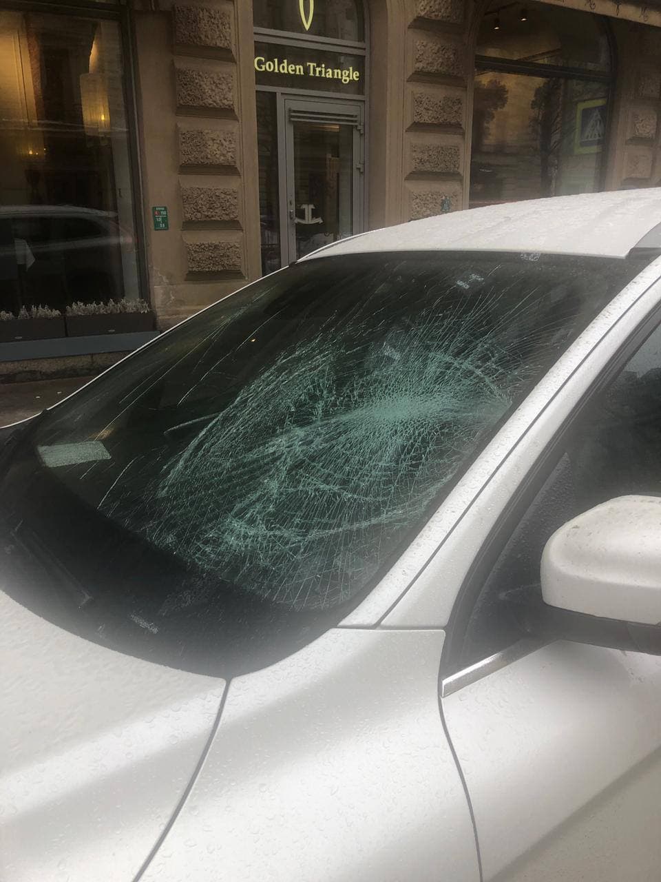 Падение глыбы на машину на Большой Конюшенной улице