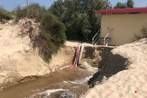 Отельеры и частные предприниматели выводят слив прямо в море