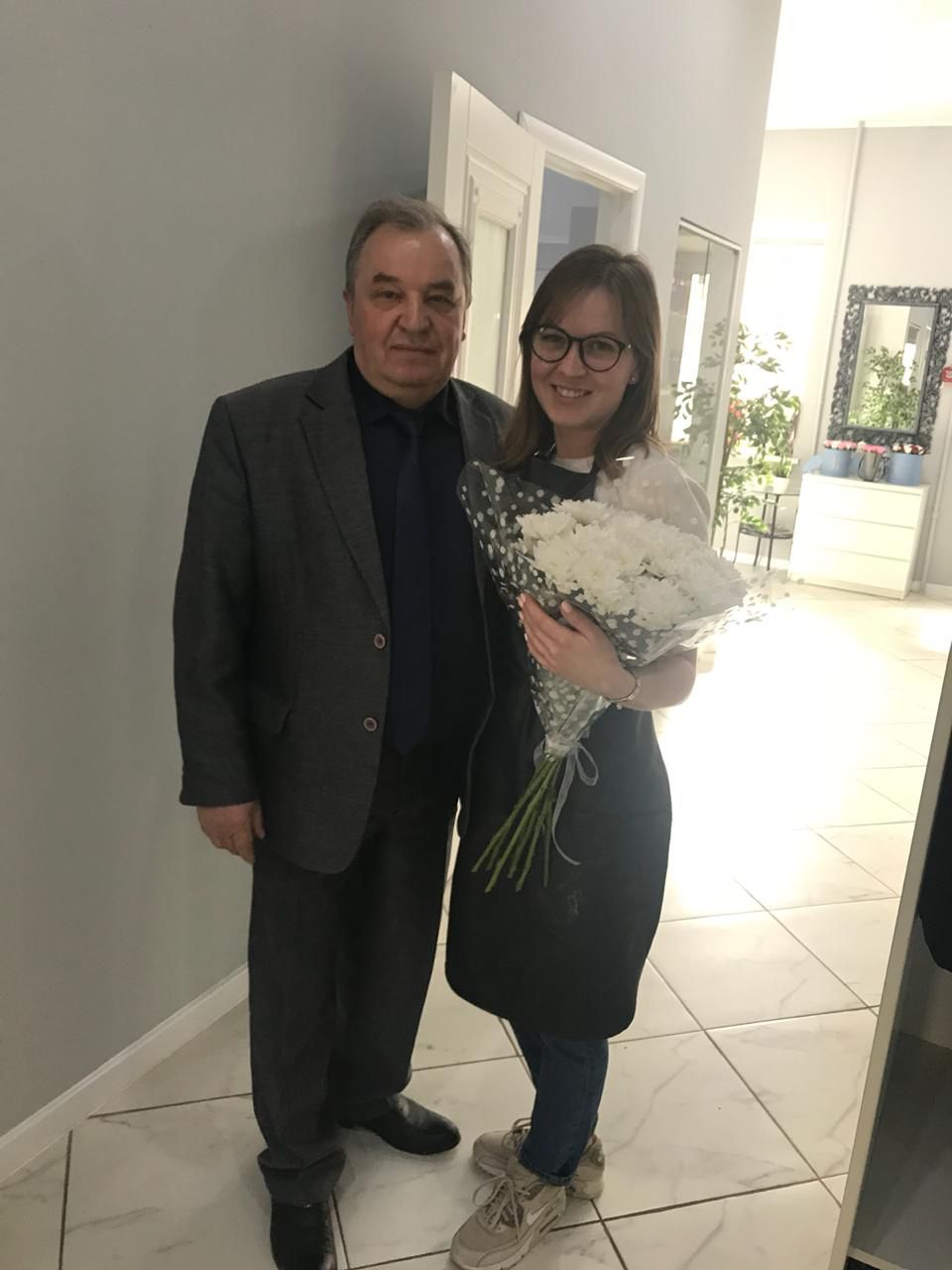 Теперь папа Ирины всем говорит, что его дочь — лучший парикмахер в городе Теперь папа Ирины всем говорит, что его дочь — лучший парикмахер в городе