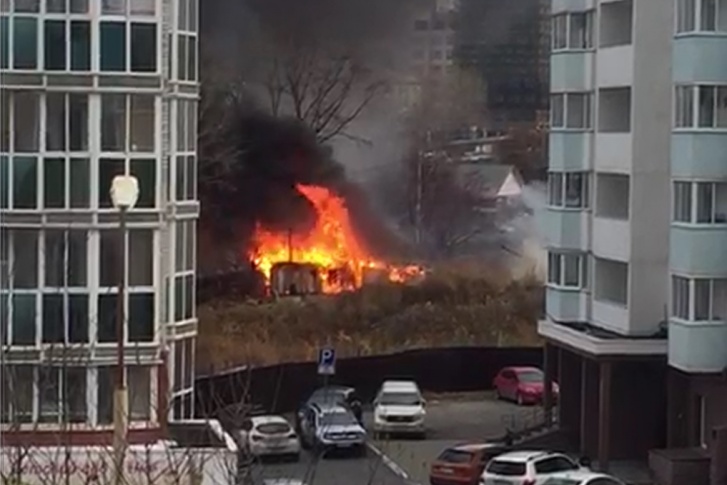 Ветер разносит дым по району Ветер разносит дым по району