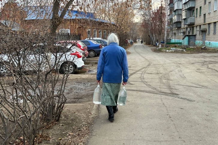 Жители Троицка целый день набирали воду из скважины, которая находится у храма Жители Троицка целый день набирали воду из скважины, которая находится у храма