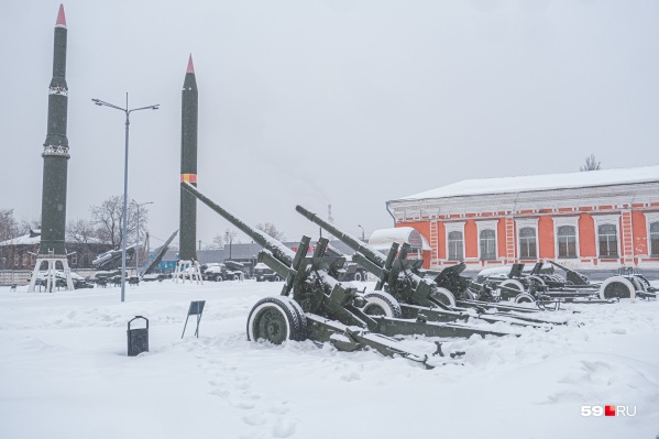 Среди экспонатов — пушки, ракеты и артиллерийские орудия разных типов Среди экспонатов — пушки, ракеты и артиллерийские орудия разных типов