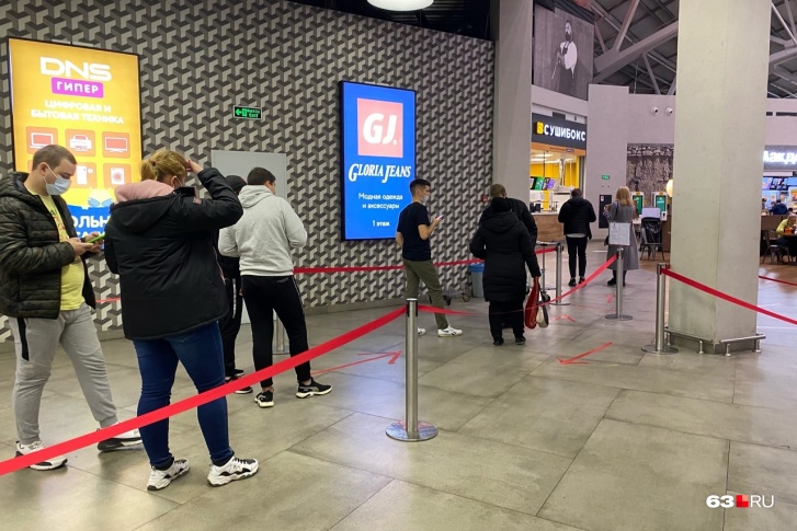 На входе в зону фуд-корта поставили дополнительные ограждения На входе в зону фуд-корта поставили дополнительные ограждения