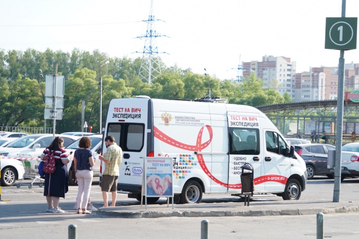 Микроавтобус с врачами можно узнать по широкой красной ленте Микроавтобус с врачами можно узнать по широкой красной ленте