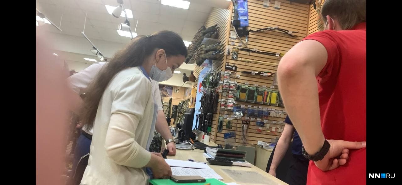 Силовики нагрянули в магазин в Йошкар-Оле, где казанский стрелок купил оружие: в чем виноваты торговцы