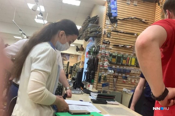 В магазине проверяющих больше, чем покупателей В магазине проверяющих больше, чем покупателей