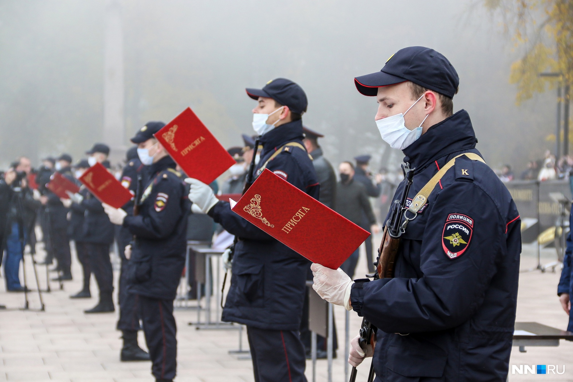 «Служу Закону!». Курсанты нижегородской академии МВД приняли присягу в масках и тумане. Смотрим фото