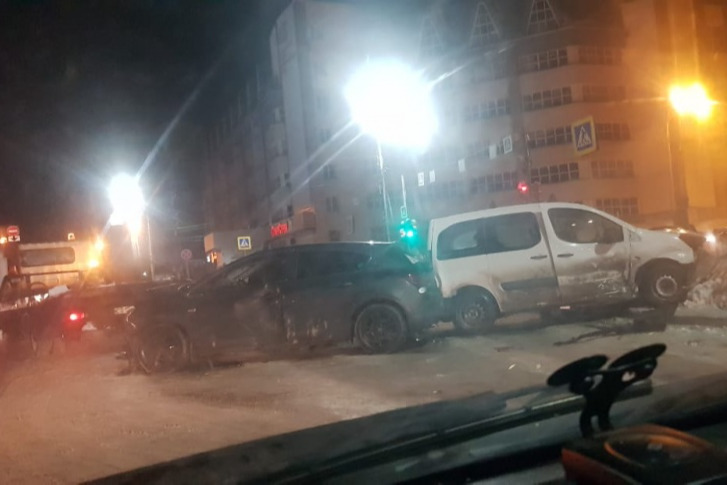 После аварии белый Peugeot въехал в ограждение После аварии белый Peugeot въехал в ограждение