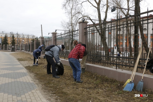 Многие сотрудники бюджетных организаций города уже давно вышли на субботники, не дожидаясь всероссийской акции. Но приборка продолжается Многие сотрудники бюджетных организаций города уже давно вышли на субботники, не дожидаясь всероссийской акции. Но приборка продолжается