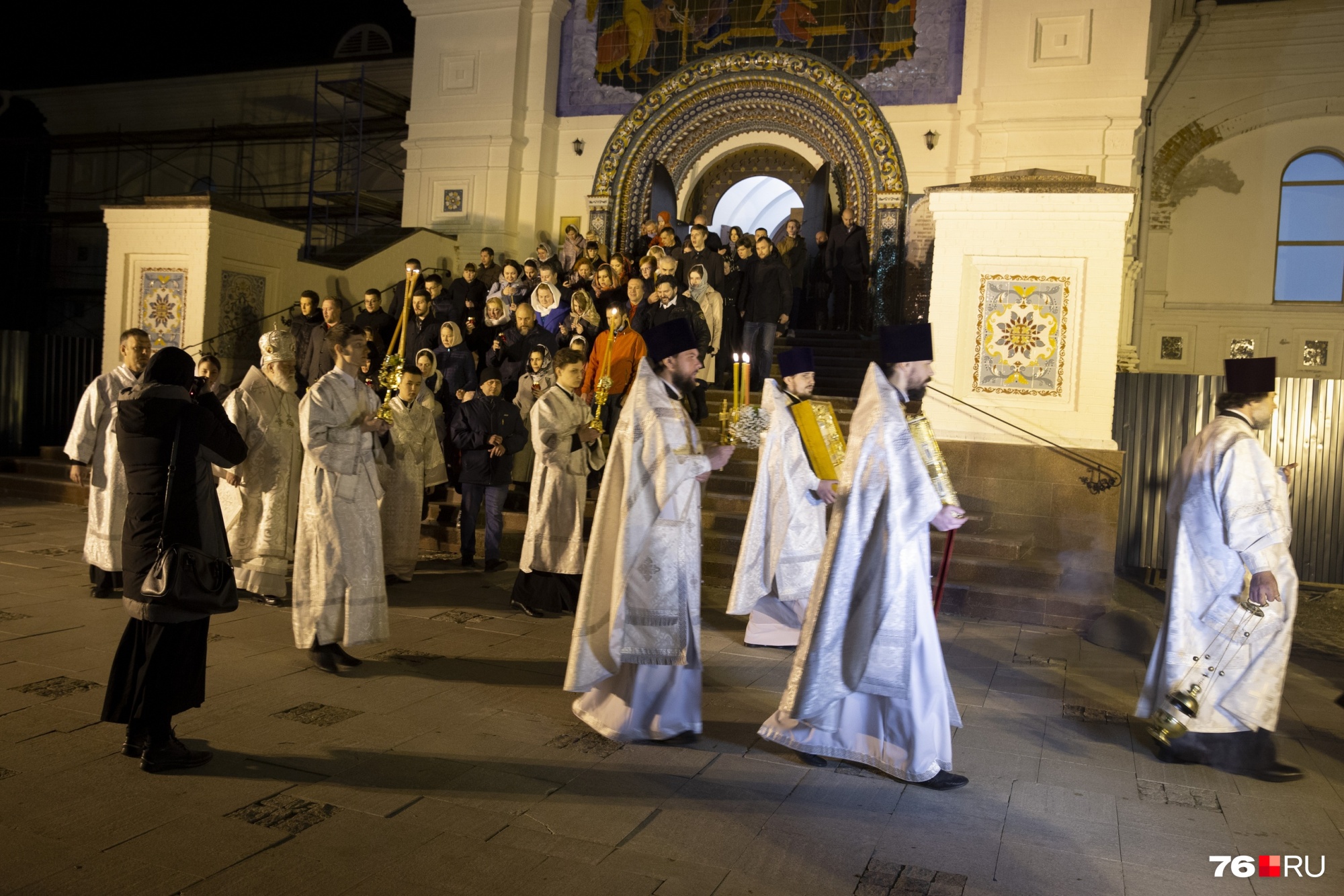 За несколько минут до полуночи — до известия «Христос Воскресе!» священнослужители идут крестным ходом вокруг храма